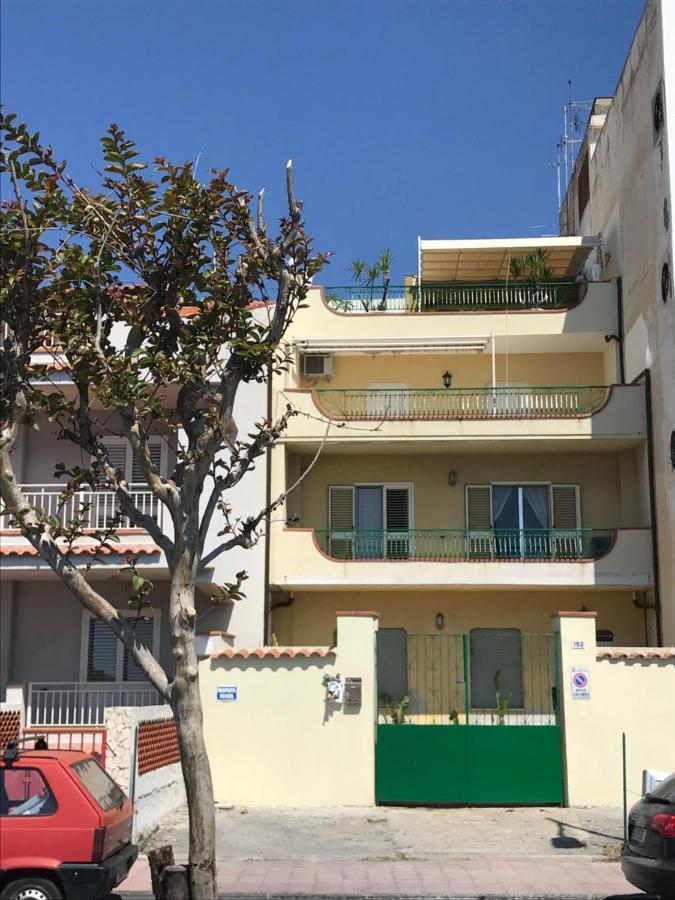 Apartamento Attico Delle Pomelie Santa Teresa Di Riva Exterior foto