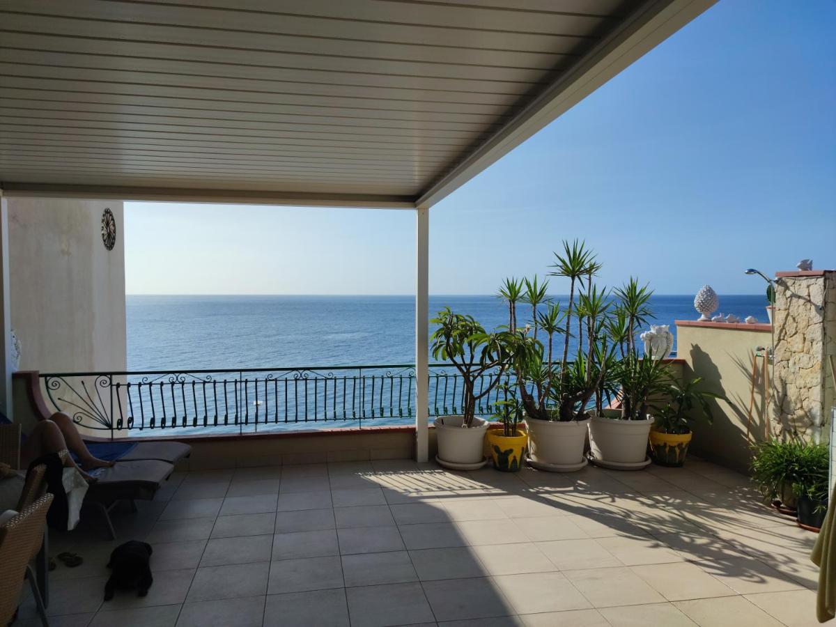 Apartamento Attico Delle Pomelie Santa Teresa Di Riva Exterior foto