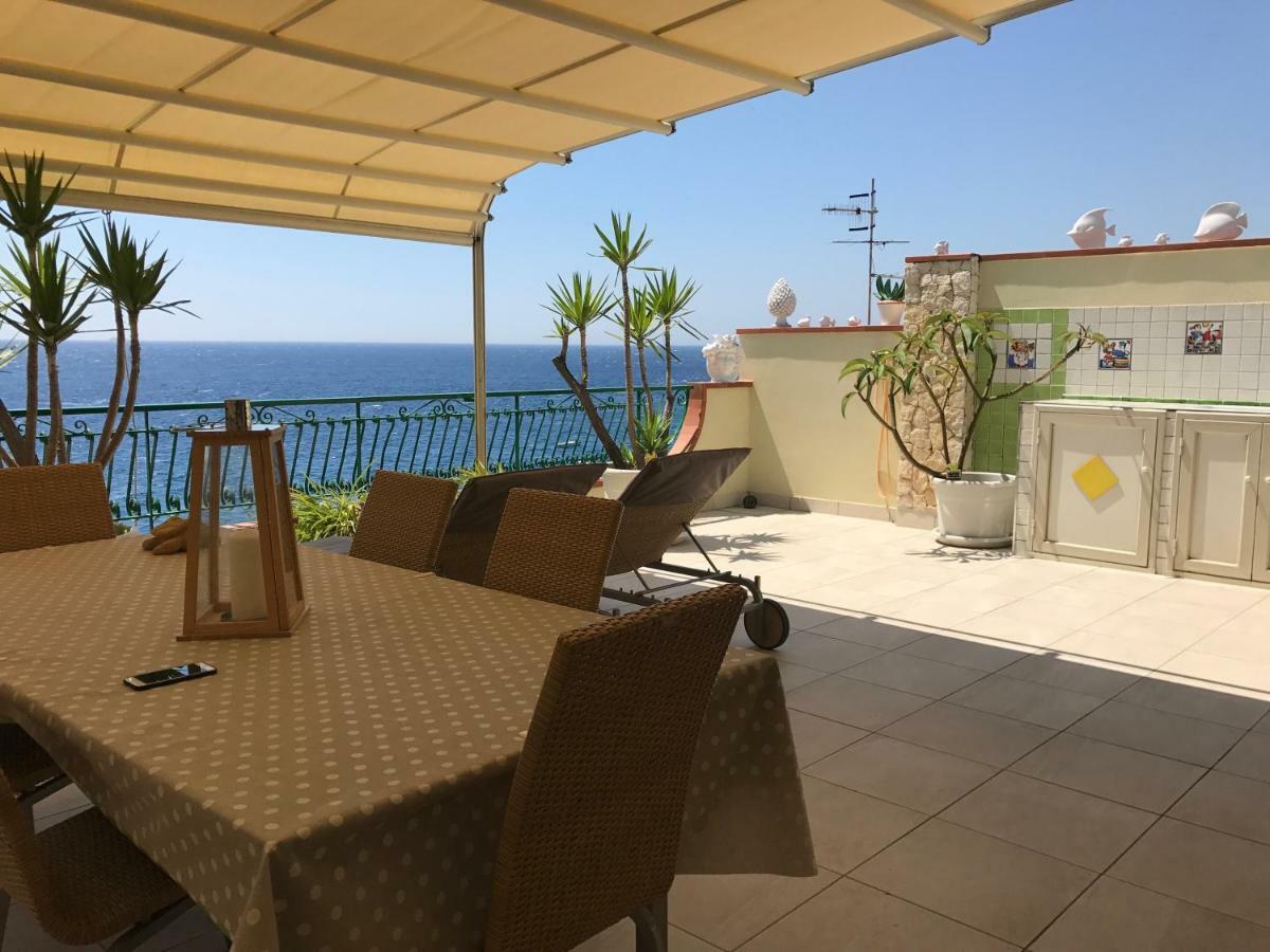 Apartamento Attico Delle Pomelie Santa Teresa Di Riva Exterior foto